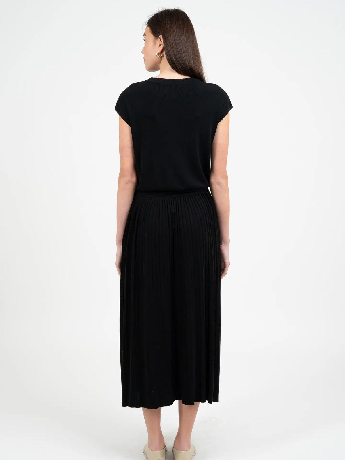 Elegant Knitted Pleated Midi Skirt - Black